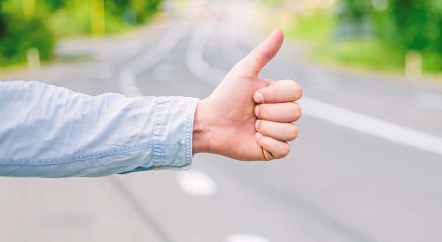 een persoon stopt de auto op de weg